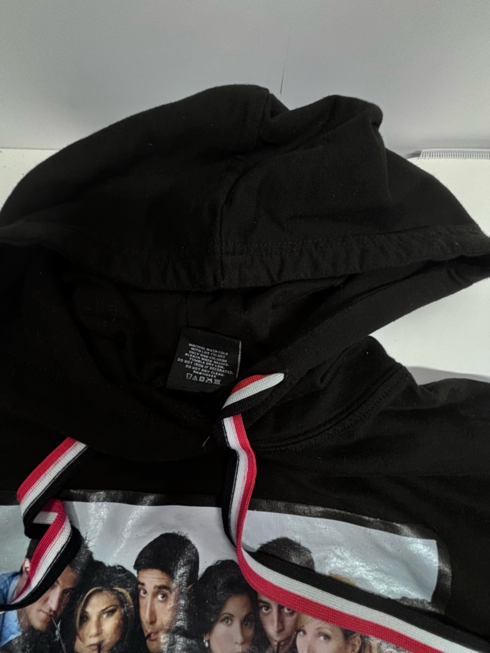 Friends TV Show Cast Cropped Hoodie size
Medium - Picture 3 of 4